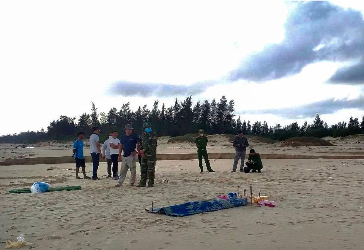 Lực lượng chức năng bảo vệ hiện trường, đợi cơ quan pháp y đến khám nghiệm. Lực lượng chức năng bảo vệ hiện trường, đợi cơ quan pháp y đến khám nghiệm.