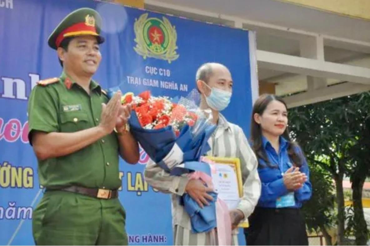 Chị Trần Thị Thu-Bí thư Tỉnh Đoàn, Chủ tịch Hội LHTN Việt Nam tỉnh Quảng Trị trao giải cho phạm nhân đạt giải Nhất. Ảnh: Q.H