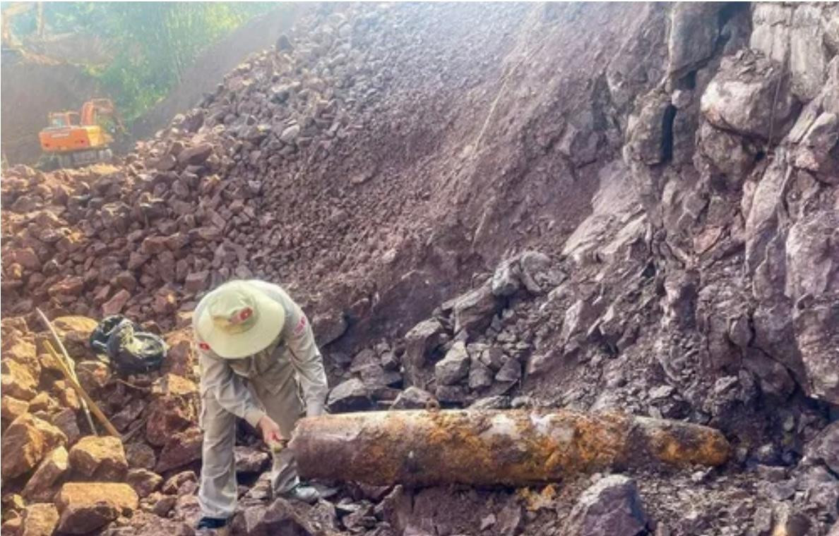 Bom MK-82 có đường kính 274mm, dài 1,54m với trọng lượng 227kg được phát hiện tại QL15D.