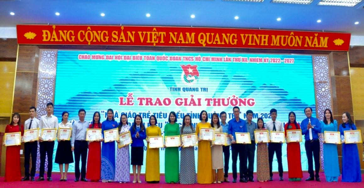 Các cán bộ, giảng viên, giáo viên nhận giải thưởng “Nhà giáo trẻ tiêu biểu”. Ảnh: Q.H