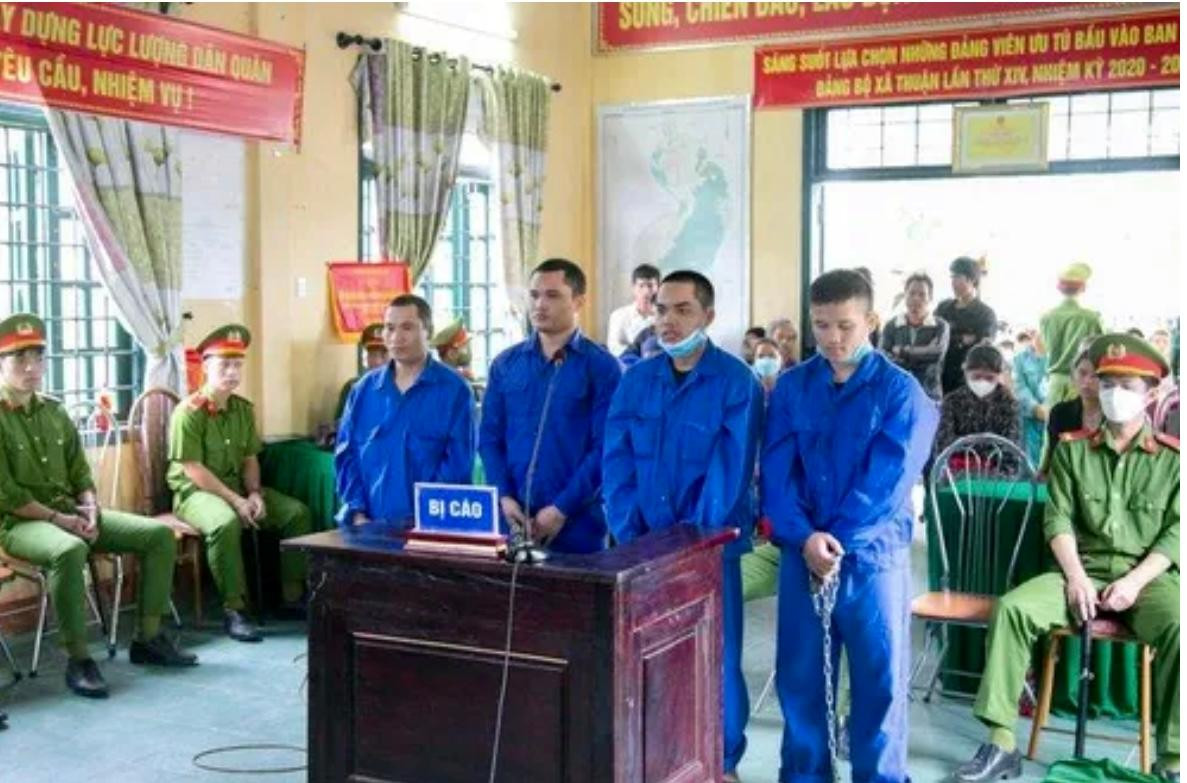 Bị cáo Hồ A Ran, Hồ A Khay, Hồ A Liêm, Hồ Văn Long (từ trái sang) tại phiên tòa xử lưu động ngày 9/11. Bị cáo Hồ A Ran, Hồ A Khay, Hồ A Liêm, Hồ Văn Long (từ trái sang) tại phiên tòa xử lưu động ngày 9/11.