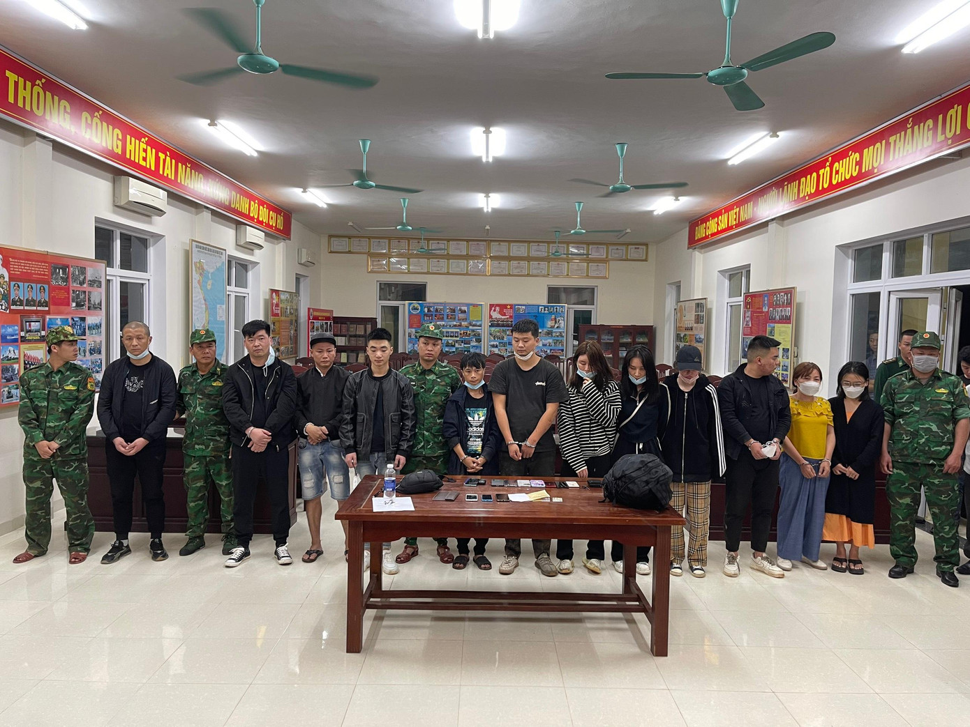 Các đối tượng liên quan trong đường dây tội phạm bị bắt giữ. Ảnh: Mạnh Hùng.