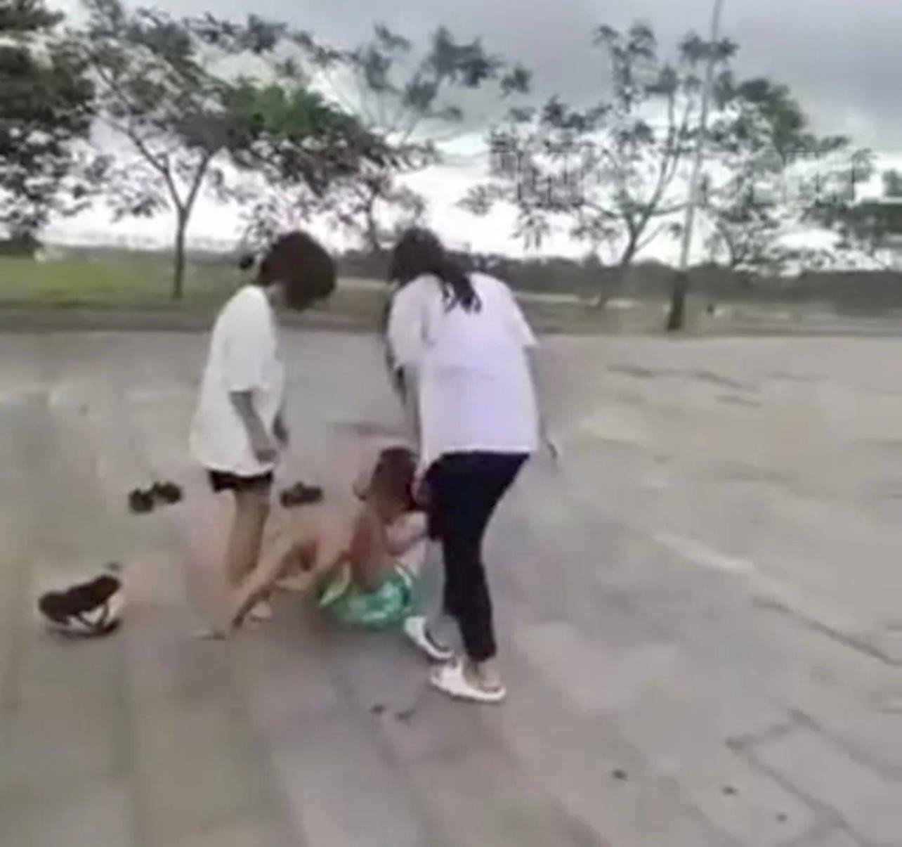 Hình ảnh nữ sinh lớp 6 D.T bị đánh tung lên mạng. Hình ảnh nữ sinh lớp 6 D.T bị đánh tung lên mạng.