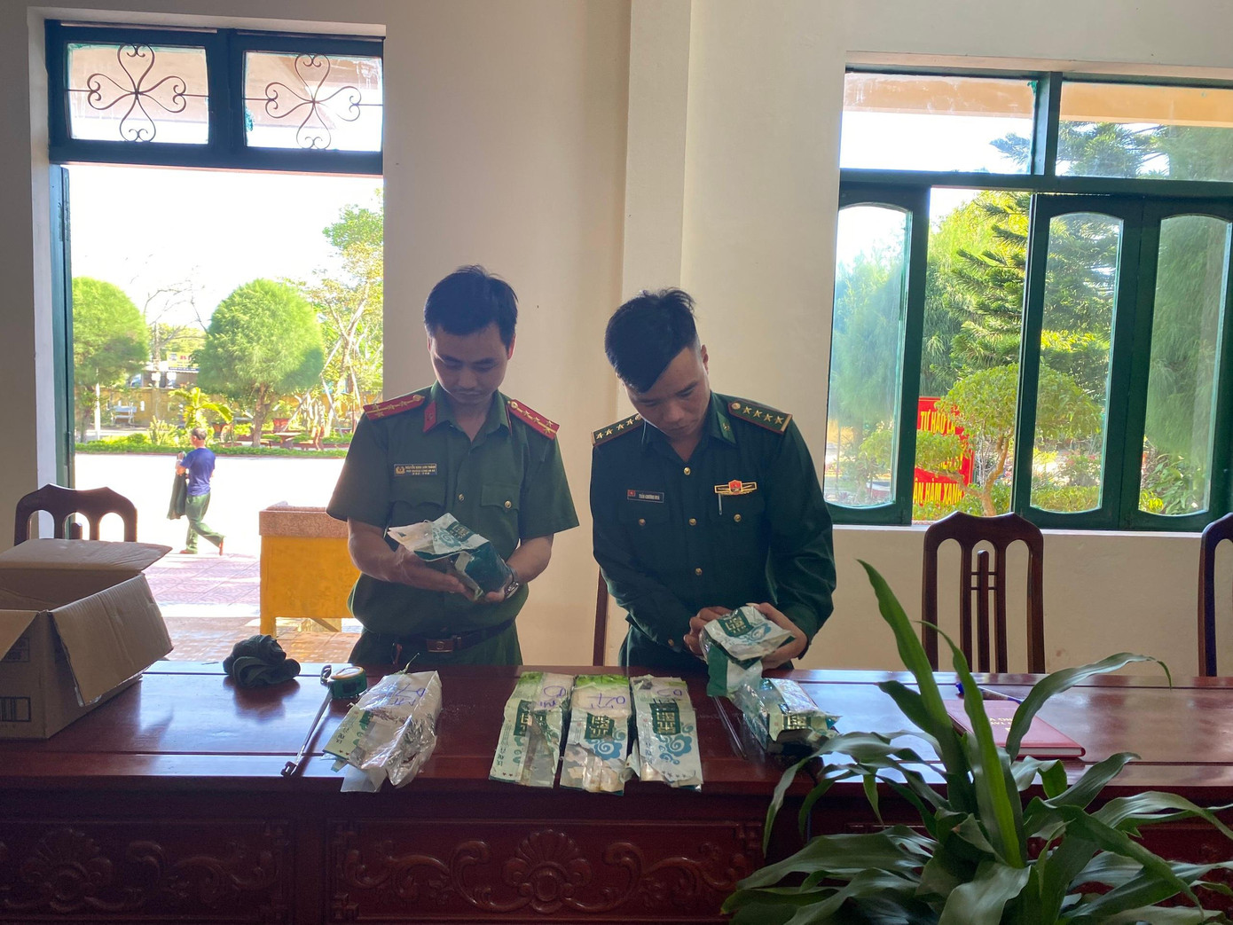 Lực lượng chức năng kiểm tra tang vật 7 gói nghi là ma túy dạt vào bờ biển xã Hải An, huyện Hải Lăng ngày 25/11. Ảnh: BPQT Lực lượng chức năng kiểm tra tang vật 7 gói nghi là ma túy dạt vào bờ biển xã Hải An, huyện Hải Lăng ngày 25/11. Ảnh: BPQT