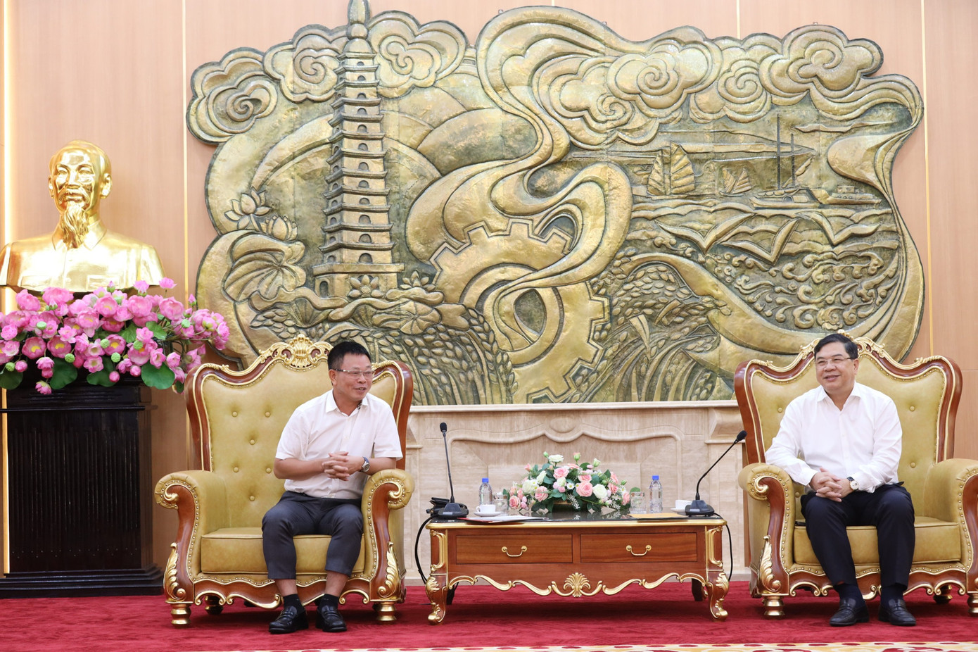 Ủy viên BCH Trung ương Đảng, Bí thư Tỉnh ủy Nam Định Phạm Gia Túc trong buổi tiếp và làm việc với Tổng biên tập báo Tiền Phong Phùng Công Sưởng và đoàn công tác báo Tiền Phong ảnh Viết Dư Ủy viên BCH Trung ương Đảng, Bí thư Tỉnh ủy Nam Định Phạm Gia Túc trong buổi tiếp và làm việc với Tổng biên tập báo Tiền Phong Phùng Công Sưởng và đoàn công tác báo Tiền Phong ảnh Viết Dư