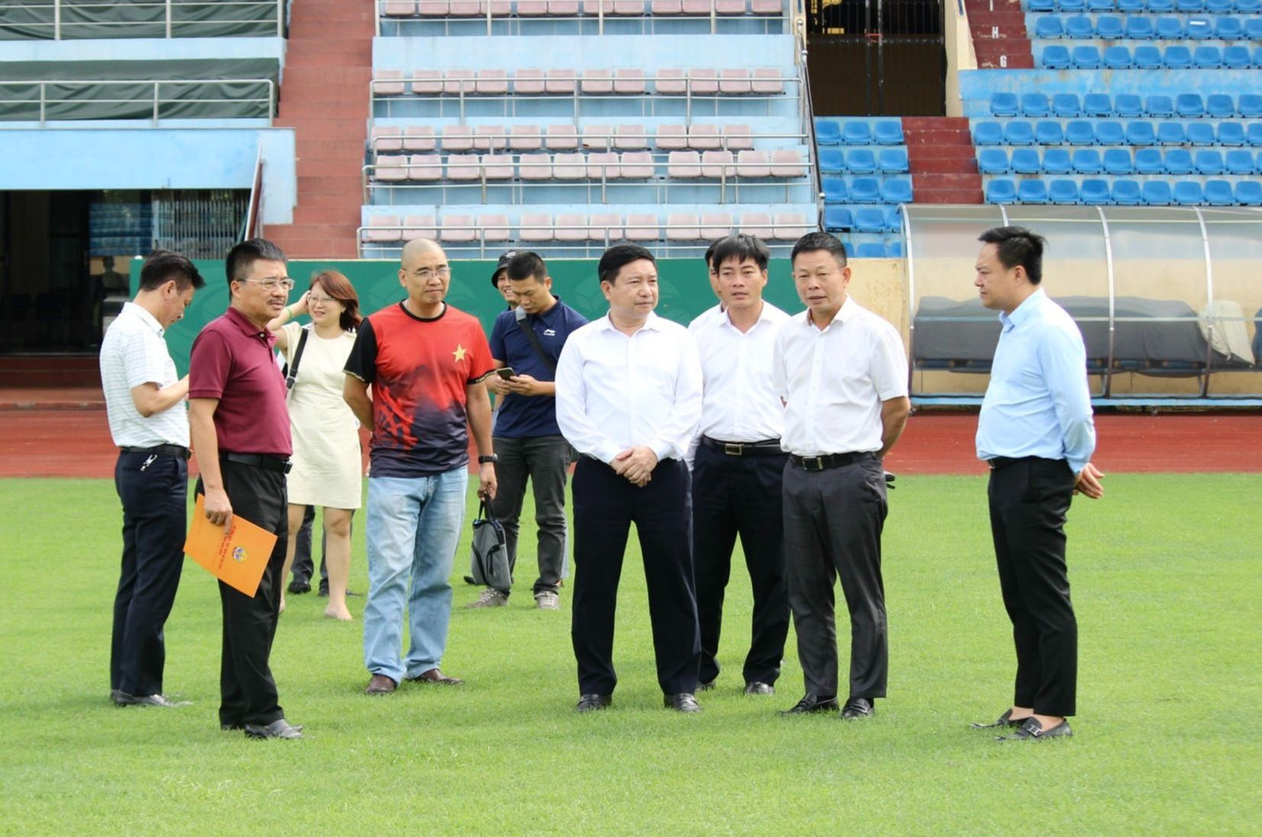 Tổng biên tập Phùng Công Sưởng (thứ 2 bên phải) cùng đoàn công tác khảo sát sân Thiên Trường ảnh Xuân Hoàn Tổng biên tập Phùng Công Sưởng (thứ 2 bên phải) cùng đoàn công tác khảo sát sân Thiên Trường ảnh Xuân Hoàn