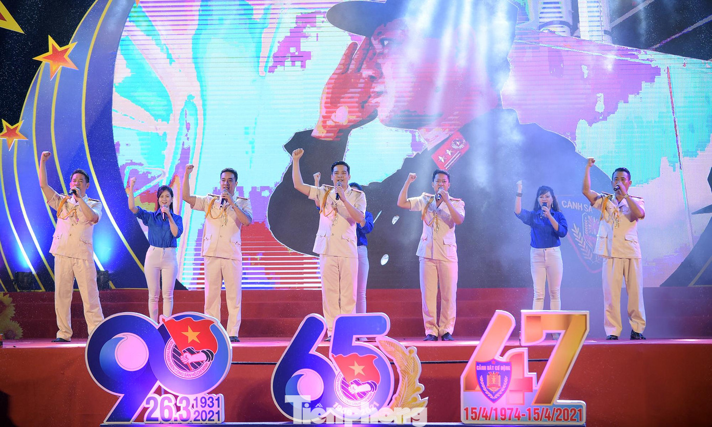 Nhiều tiết mục văn nghệ được biểu diễn trong chương trình. Ảnh: Xuân Tùng