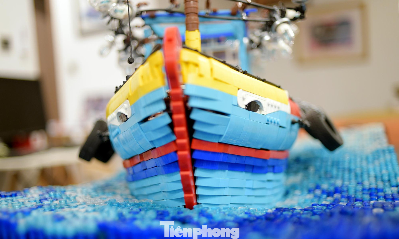 Từ năm 2014 đến nay, anh Hoàng đã có thêm nhiều lần &quot;đóng&quot; và &quot;xuất xưởng&quot; thêm những con tàu cá có kích cỡ khác nhau, đường nét mượt mà hơn và chi tiết hơn. Nếu phiên bản đầu tiên phần mũi tàu còn đơn giản thì những phiên bản sau phần mũi tàu có thêm con mắt. Theo anh Hoàng, mi mắt được lấy từ chi tiết mui xe ô tô trong bộ lego chủ đề thành phố dành cho trẻ em. Lòng đen mắt thuyền lấy từ chi tiết trong bộ lego con giống.