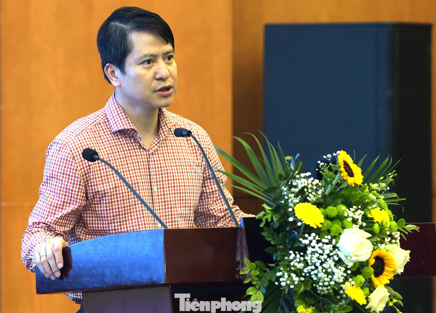 Ông Nguyễn Minh Tiến trình bày tham luận phát triển sản phẩm OCOP gắn với vai trò của sở hữu trí tuệ và thúc đẩy chuyển đổi số. Ảnh: Xuân Tùng