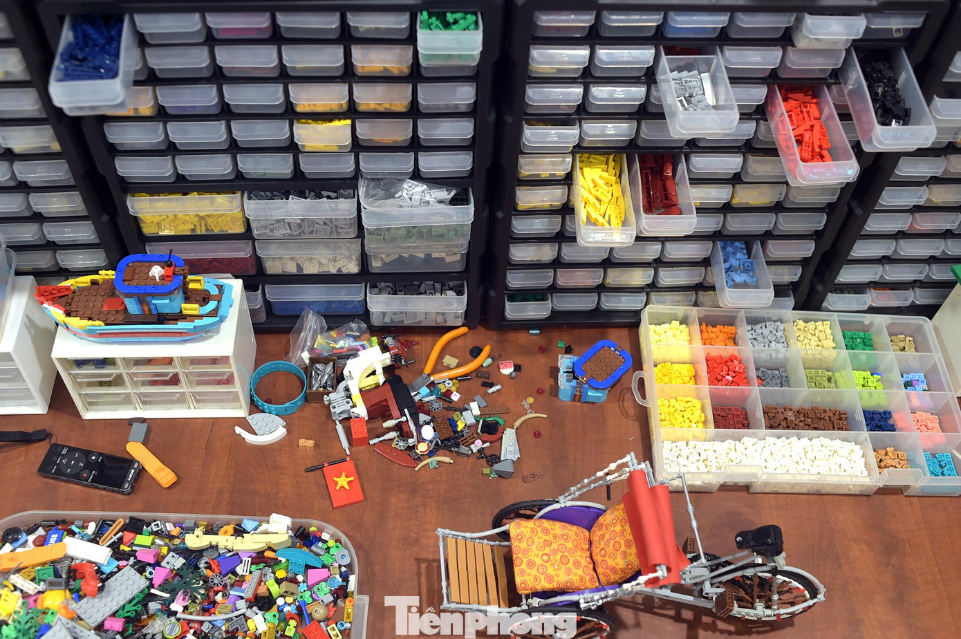 Mỗi lần thực hiện tác phẩm mới, anh lần lượt thực hiện quy trình lên ý tưởng, phác thảo thiết kế, lựa chọn tông màu tỷ lệ, lựa chọn &quot;gạch&quot; sẵn có và tìm những mảnh ghép còn thiếu, lắp rạp , chụp ảnh thành quả. Trong đó quan trọng nhất là quyết định tỷ lệ sản phẩm để chuẩn bị nguyên liệu. Việc bỏ cả ngày chỉ để tìm được một miếng ghép phù hợp trong số hơn hai triệu mảnh ghép &quot;diễn ra như cơm bữa&quot;. Nhiều mảnh ghép thị trường không có hoặc đã ngừng sản xuất, anh phải lên mạng tìm kiếm từ cộng đồng sưu tầm, chơi lego trong nước và nước ngoài.