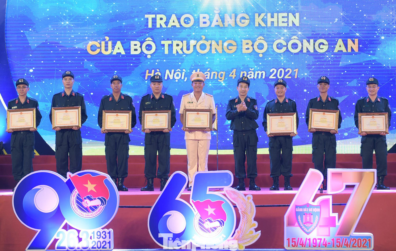 Thiếu tướng Lê Văn Sao - Phó Tư lệnh Bộ Tư lệnh CSCĐ trao Bằng khen của Bộ trưởng Bộ Công an cho 8 cá nhân CSCĐ tiêu biểu. Ảnh: Xuân Tùng