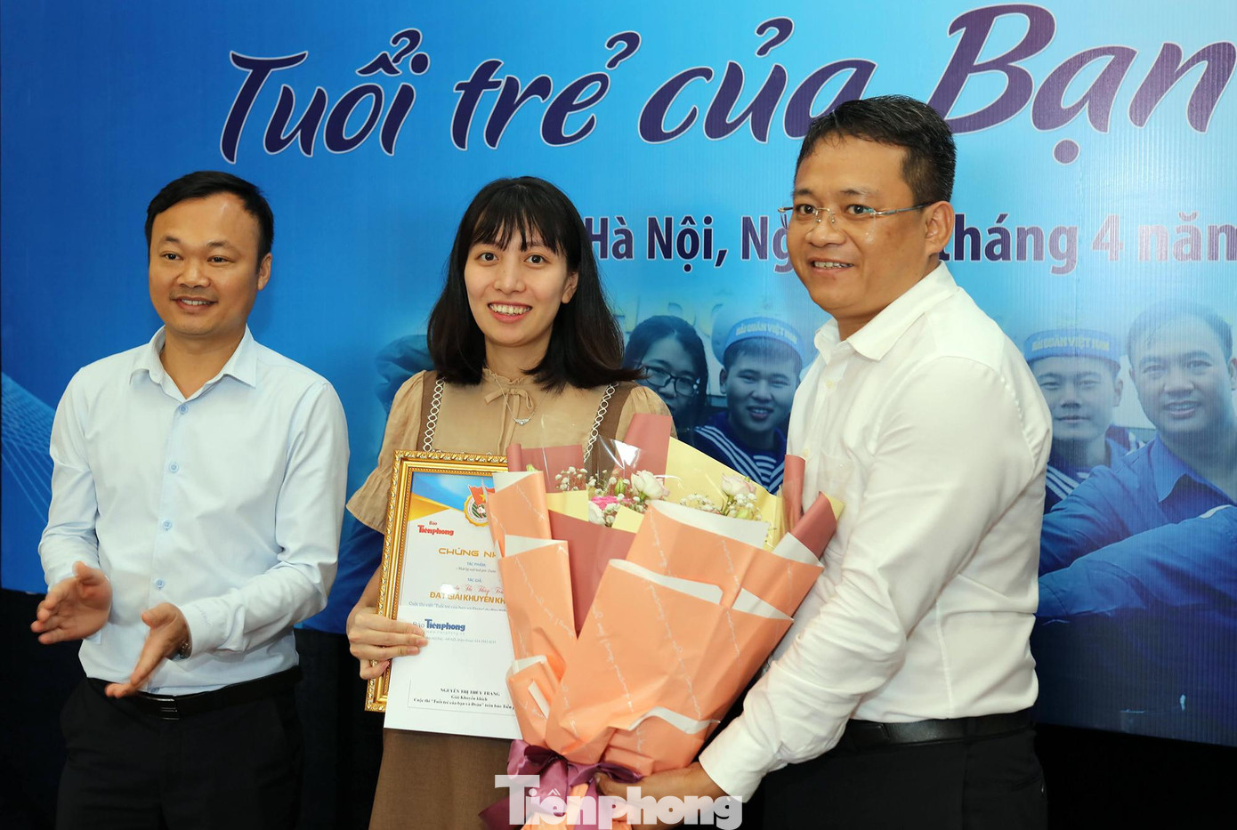 Tác giả Nguyễn Thị Thùy Trang (Hoàn Kiếm, Hà Nội) có tác phẩm "Nhật ký một tình yêu Đoàn" đoạt giải Khuyến khích với tiền thưởng một triệu đồng và giấy chứng nhận của Báo Tiền Phong. Nhà báo Hồ Sỹ Lực - Phó ban Bạn đọc báo Tiền Phong và nhà báo Phạm Tuấn Anh - Phó ban Thanh niên trao thưởng.