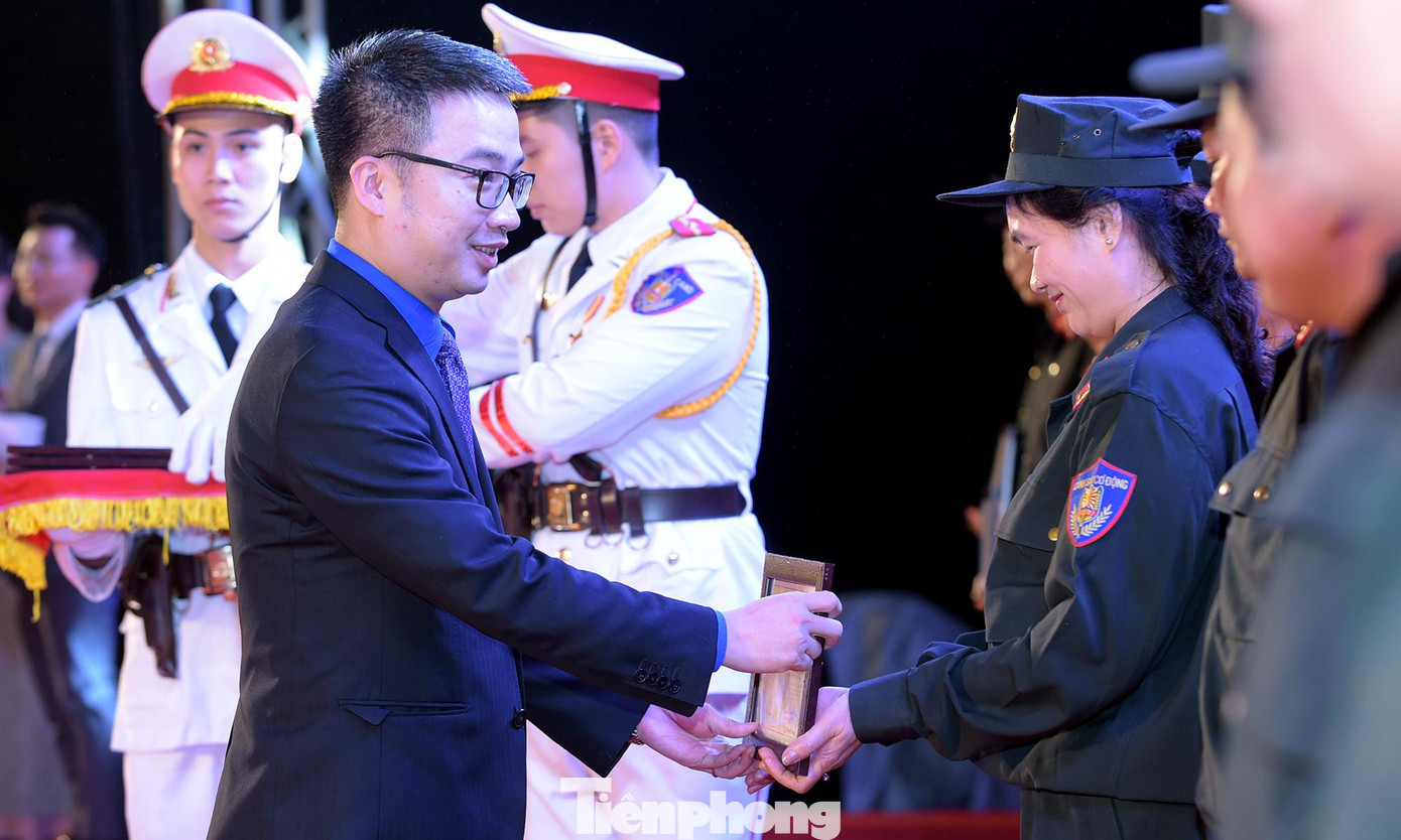 Anh Nguyễn Tường Lâm - Bí thư T.Ư Đoàn, Phó Chủ tịch Thường trực T.Ư Hội LHTN Việt Nam trao tặng Kỷ niệm chương &quot;Vì thế hệ trẻ&quot; cho các cá nhân lực lượng CSCĐ. Ảnh: Xuân Tùng