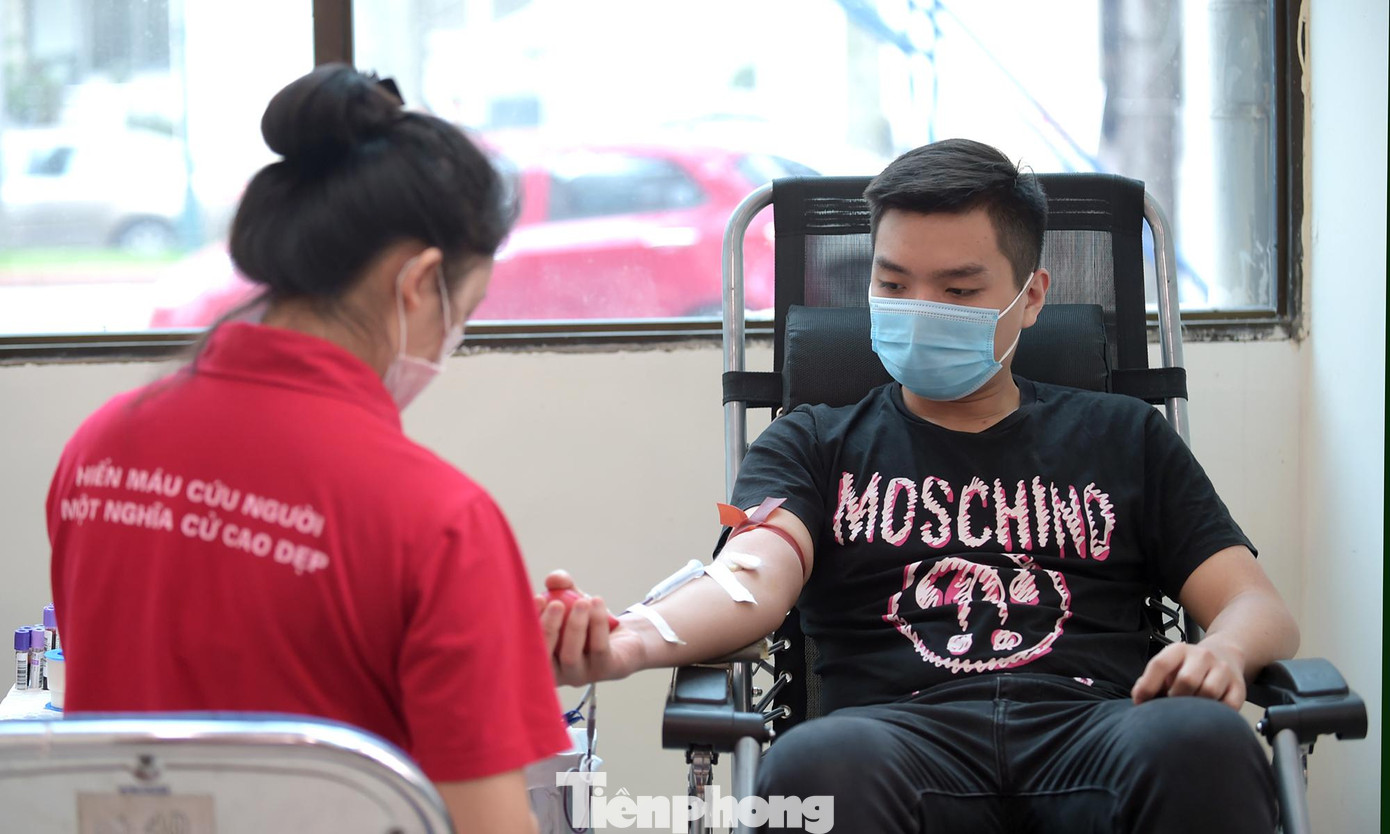 Nguyễn Khắc Trình (SN 1999) sinh viên khoa Điện - Điện tử ĐH Giao thông Vận tải là một trong những sinh viên hiến máu sớm trong chương trình. Đây là lần thứ ba cậu hiến máu với mong muốn góp phần mang lại sự sống và hy vọng cho những người bệnh đang cần máu để điều trị. &quot;Hôm nay tôi hiến 350ml. Dù lần thứ ba nhưng tôi vẫn có phần hồi hộp khi nhìn thấy kim tiêm và không đủ điều kiện để hiến máu trong chương trình&quot;, Trình nói.