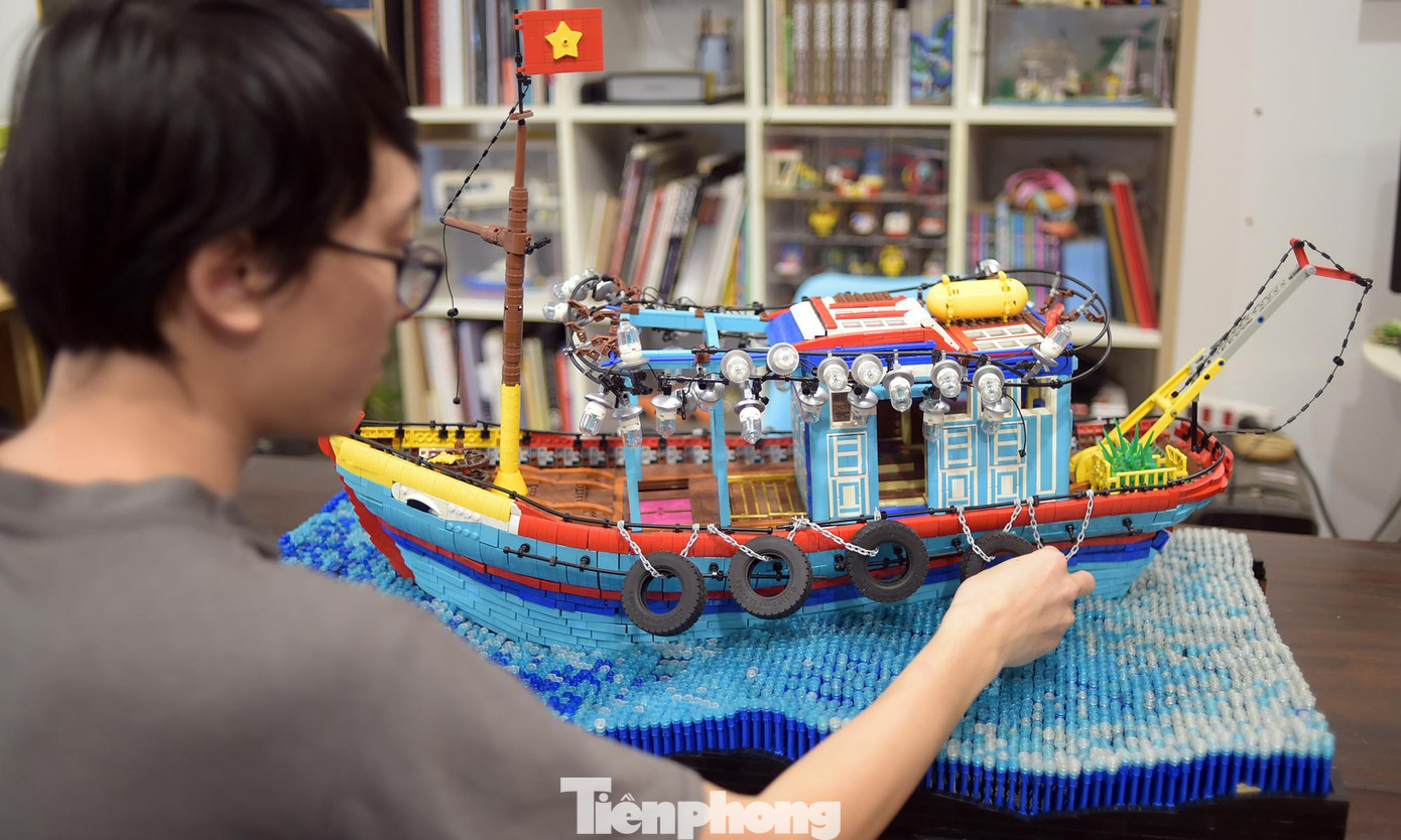 Anh Hoàng từng được cộng đồng lego quốc tế biết đến khi trình làng mô hình về tàu đánh cá của ngư dân Hoàng Sa, Trường Sa của Việt Nam vào năm 2014. Ý tưởng tác phẩm được anh thai nghén sau lần thăm làng chai ven biển miền Trung và quyết tâm thực hiện khi Trung Quốc hạ đặt trái phép giàn khoan Hải Dương 981 trên vùng biển chủ quyền của Việt Nam. Tác phẩm tàu cá ngư dân Việt của anh Hoàng được giới thiệu trong cuốn sách của hai nghệ sĩ Lego chuyên nghiệp của Hà Lan.