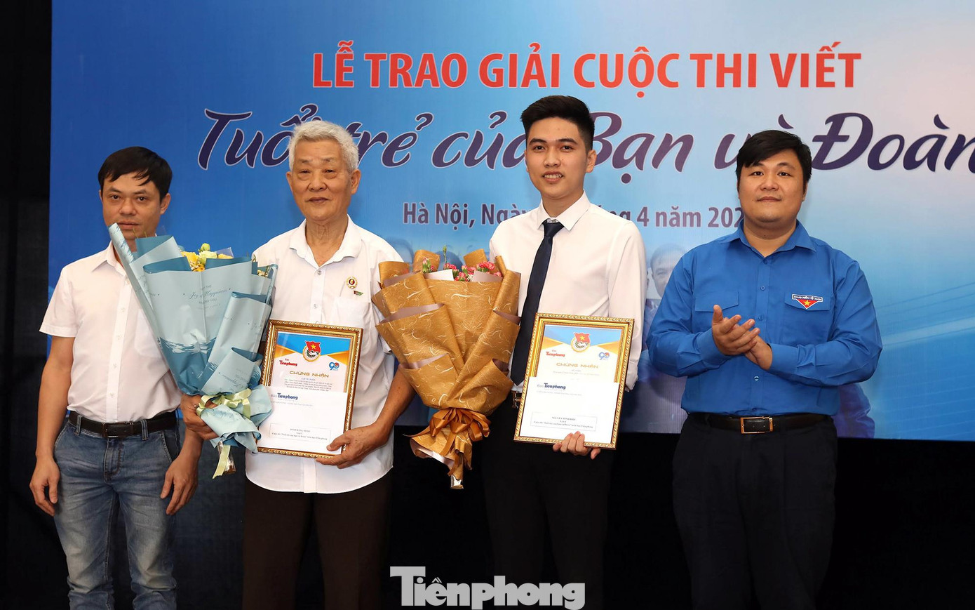 Anh Nguyễn Thái An - Trưởng ban Tuyên giáo T.Ư Đoàn và nhà báo Trần Công Hùng - Giám đốc Khối Truyền thông Điện tử trao giải C cho các tác giải đoạt giải gồm ông Đinh Đăng Minh và sinh viên Nguyễn Minh Hiếu.