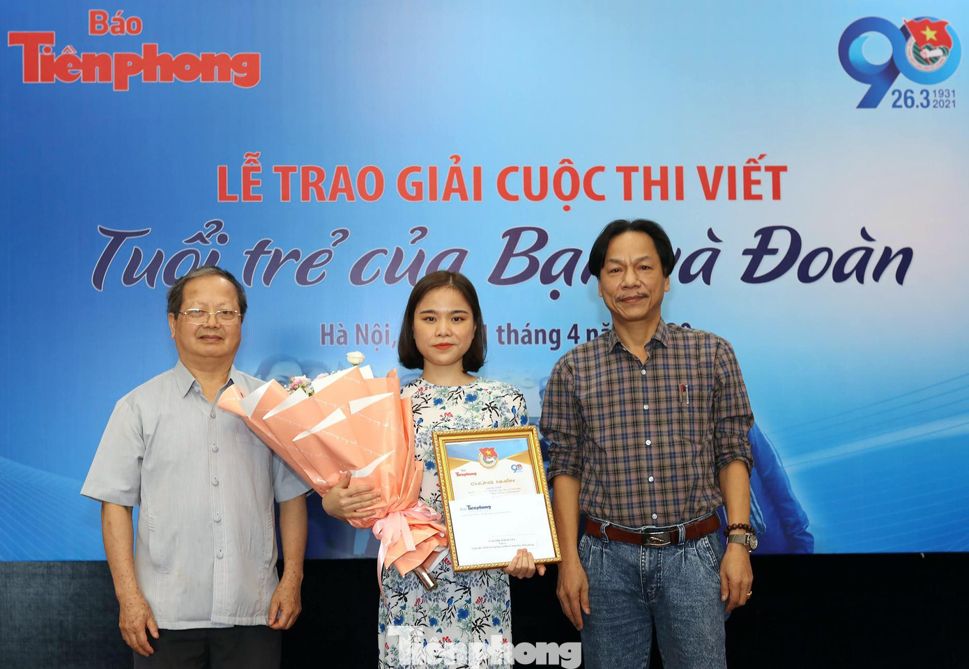 Ông Hà Quang Dự - nguyên ủy viên T.Ư Đảng, nguyên Bí thư Thứ nhất T.Ư Đoàn và nhà báo Lê Minh Toản - Phó Tổng Biên tập Báo Tiền Phong trao giải A cho tác giả Cao Thị Ánh Tuyết (Hoàng Mai, Hà Nội).