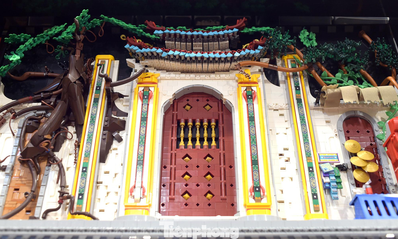 Anh Hoàng đã tái hiện sinh động cổng đình Cổ Vũ gắn liền cây đa cổ thụ ở phố Hàng Gai (quận Hoàn Kiếm, Hà Nội). Tác phẩm có hơn tám nghìn mảnh ghép và được thực hiện suốt năm tháng. Một trong những điểm nhấn của tác phẩm là cây đa cổ thụ được thể hiện sống động. Vẻ sàn sùi của cây được anh sử dụng các chi tiết bọc ống đồng của các nhân vật siêu nhân.