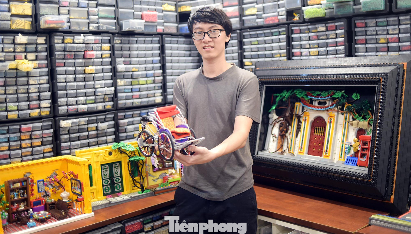 Anh Hoàng đang đặt mục tiêu lắp ghép mười tác phẩm công phu gắn với những nét văn hóa, không gian Việt để giới thiệu, triển lãm. &quot;Một trong những điều tôi cảm nhận và muốn truyền đạt qua những tạo hình của mình là trạng thái cân bằng đan xen giữa cũ - mới, tinh tế - đơn giản dù bề ngoài có thể lộn xộn, giao tranh. Qua đó tôi có thể giới thiệu hình ảnh đất nước qua chất liệu của nước ngoài&quot;, anh Hoàng nói.