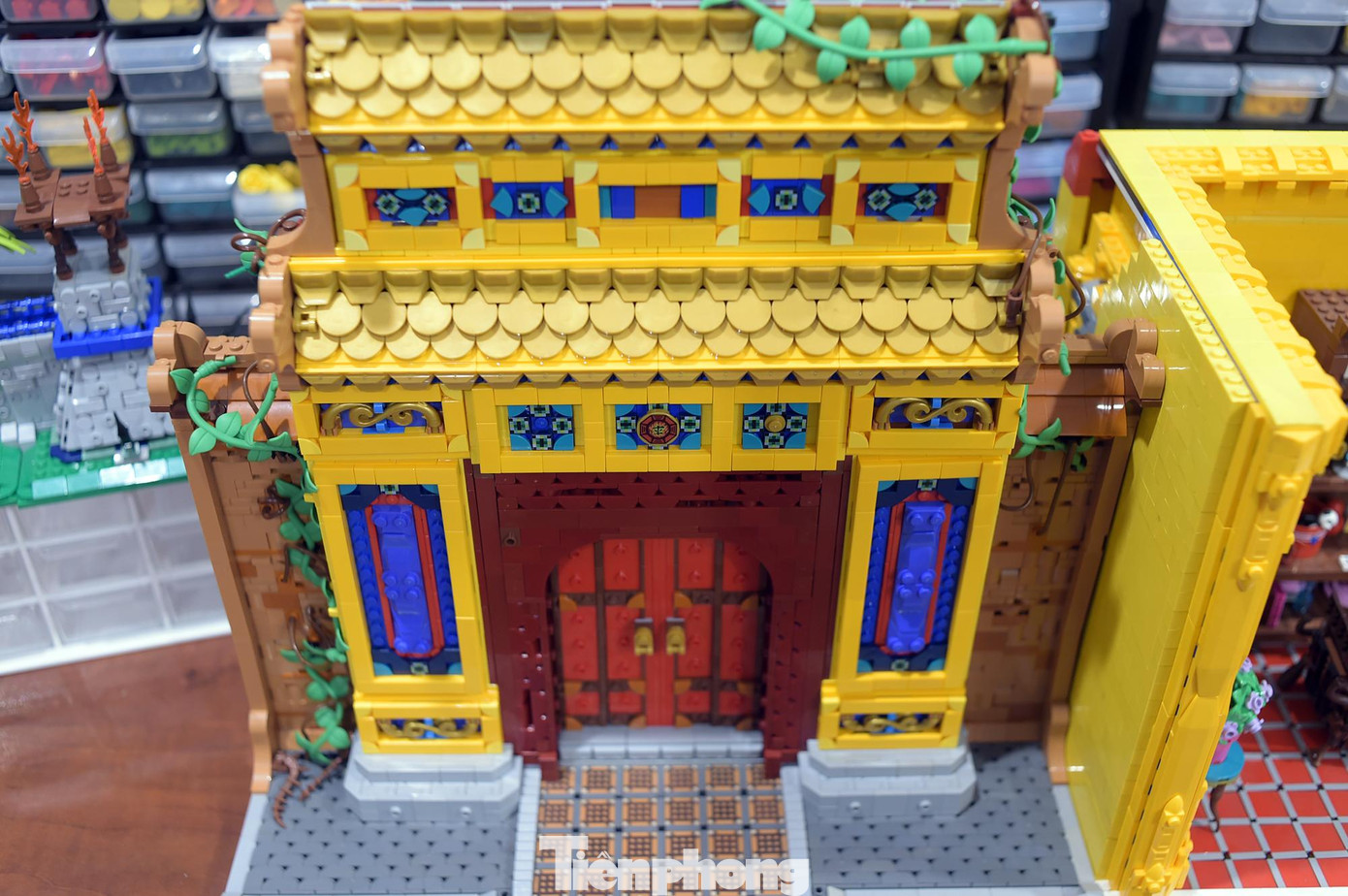 Ngoài ra, anh còn tự lắp ráp mô hình về Tháp Rùa, tiệm tạp hóa xưa, góc cổng trong khu Đại nội kinh thành Huế, xe xích lô..