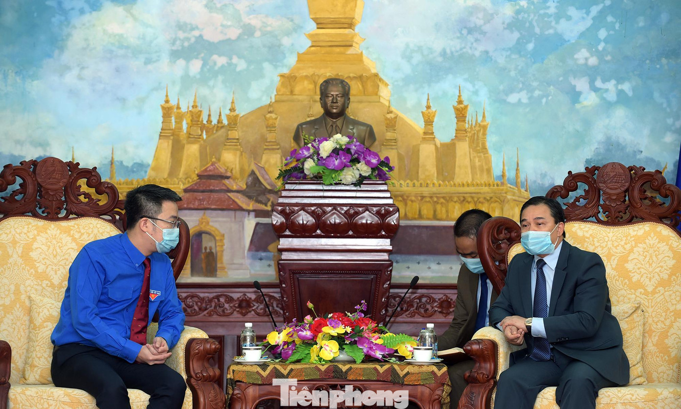 Anh Nguyễn Tường Lâm và ông Seng Phết Hùng-Bun-Nhuông trao đổi trong chương trình thăm, tặng khẩu trang. Ảnh: Xuân Tùng Anh Nguyễn Tường Lâm và ông Seng Phết Hùng-Bun-Nhuông trao đổi trong chương trình thăm, tặng khẩu trang. Ảnh: Xuân Tùng