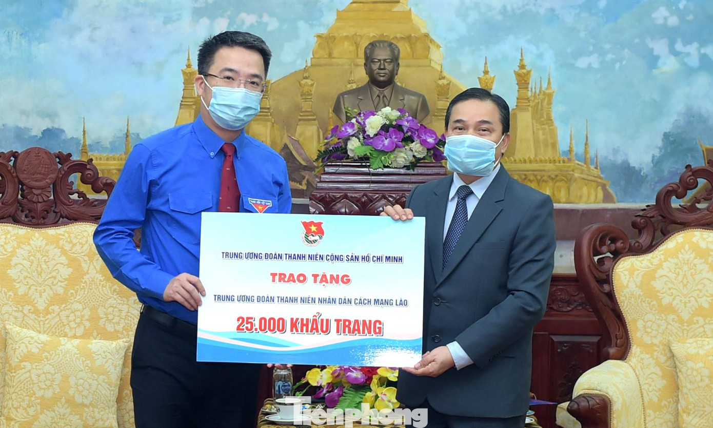 Thông qua Đại sứ quán Lào tại Việt Nam, T.Ư Đoàn TNCS Hồ Chí Minh gửi tặng 25.000 khẩu trang đến T.Ư Đoàn TNNDCM Lào. Ảnh: Xuân Tùng Thông qua Đại sứ quán Lào tại Việt Nam, T.Ư Đoàn TNCS Hồ Chí Minh gửi tặng 25.000 khẩu trang đến T.Ư Đoàn TNNDCM Lào. Ảnh: Xuân Tùng
