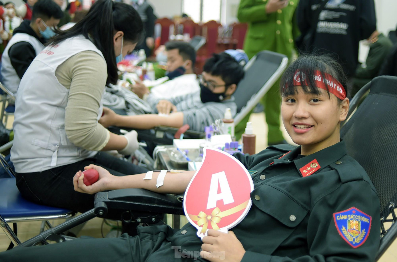 Tuổi trẻ CSCĐ tham gia hiến máu trong chương trình ra quân ngày hội &quot;Thanh niên tình nguyện&quot; và hưởng ứng Chủ nhật Đỏ lần thứ XIII năm 2021 (ngày 20/1). Ảnh: Xuân Tùng