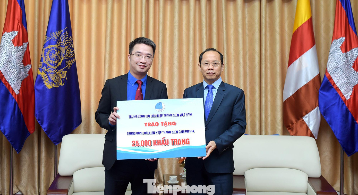 Thông qua Đại sứ quán Campuchia tại Việt Nam, T.Ư Hội LHTN Việt Nam tặng 25.000 khẩu trang đến T.Ư Hội LHTN Campuchia. Ảnh: Xuân Tùng