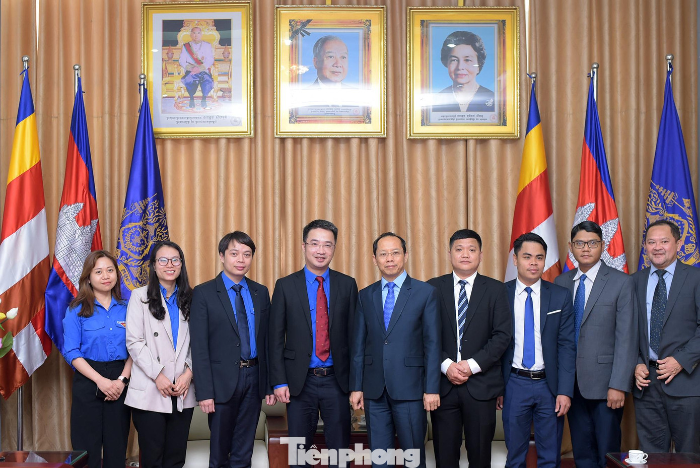 Các đại biểu chụp ảnh lưu niệm trong chương trình gặp mặt, trao tặng khẩu trang. Ảnh: Xuân Tùng