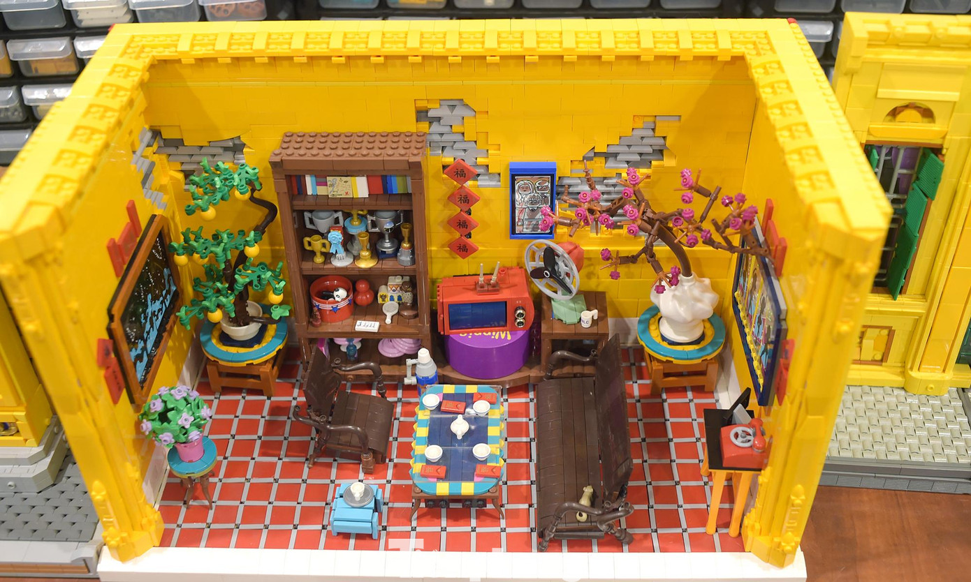 Căn phòng khách những năm 1990 được tái hiện sống động với sự xuất hiện hình ảnh những vật dụng quen thuộc như chiếc phích nước nóng, tivi, quạt... hay mảng tường, nền nhà lát gạch bông đỏ.