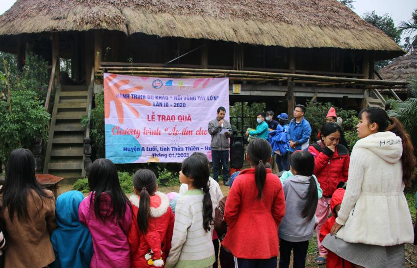 Mỗi năm hành trình đều gắn các hoạt động tìm hiểu văn hóa - lịch sử và công tác xã hội. Trong ảnh là chương trình năm 2020 tại tỉnh Thừa Thiên - Huế. Ảnh: NVCC