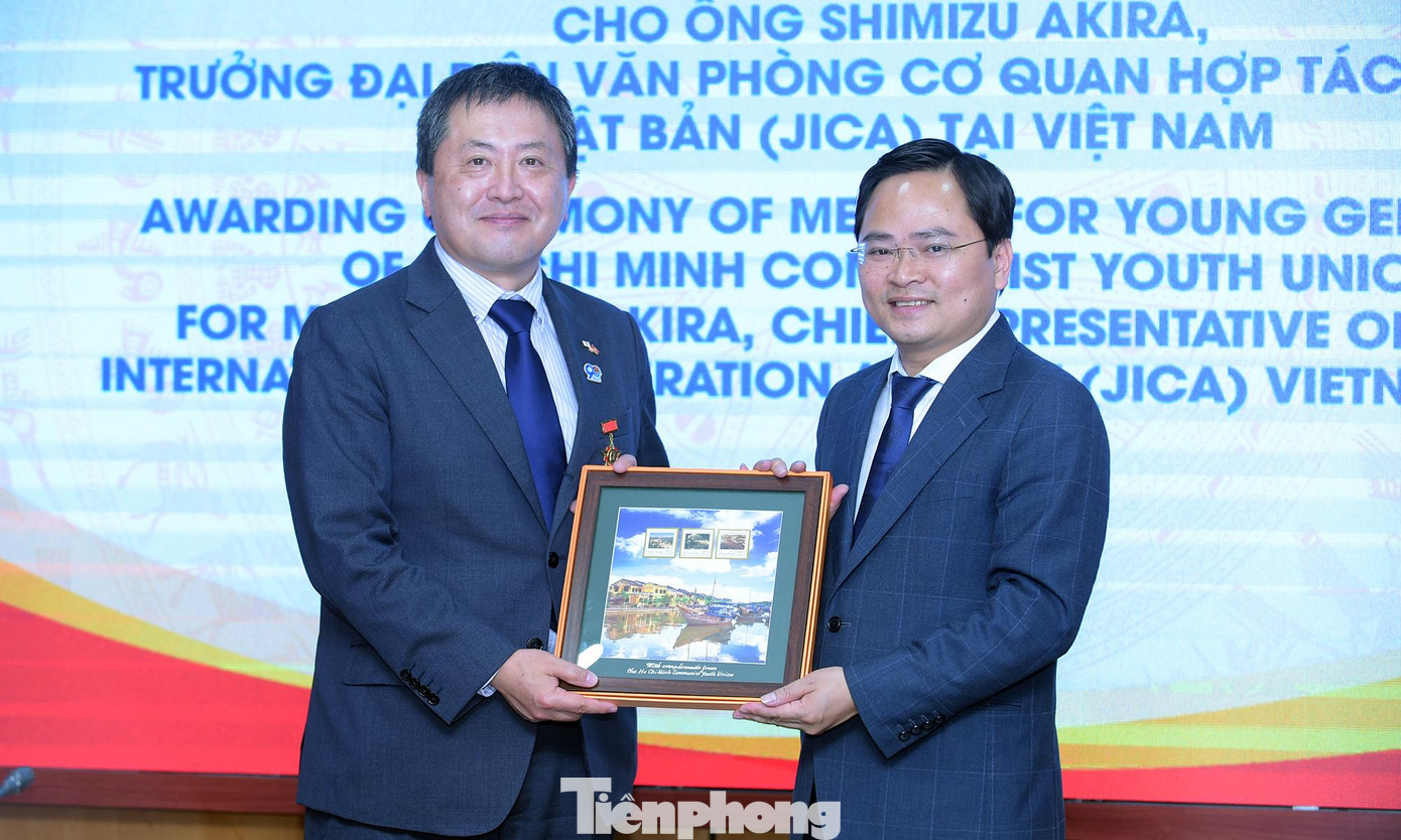 T.Ư Đoàn tặng quà lưu niệm Trưởng Đại diện Văn phòng JICA Việt Nam. Ảnh: Xuân Tùng