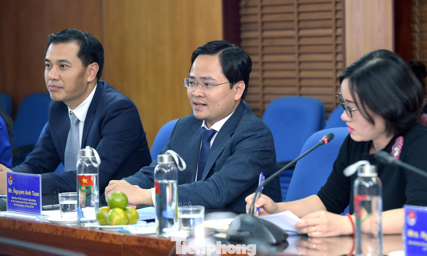 Bí thư Thứ nhất T.Ư Đoàn Nguyễn Anh Tuấn trao đổi tại buổi làm việc. Ảnh: Xuân Tùng