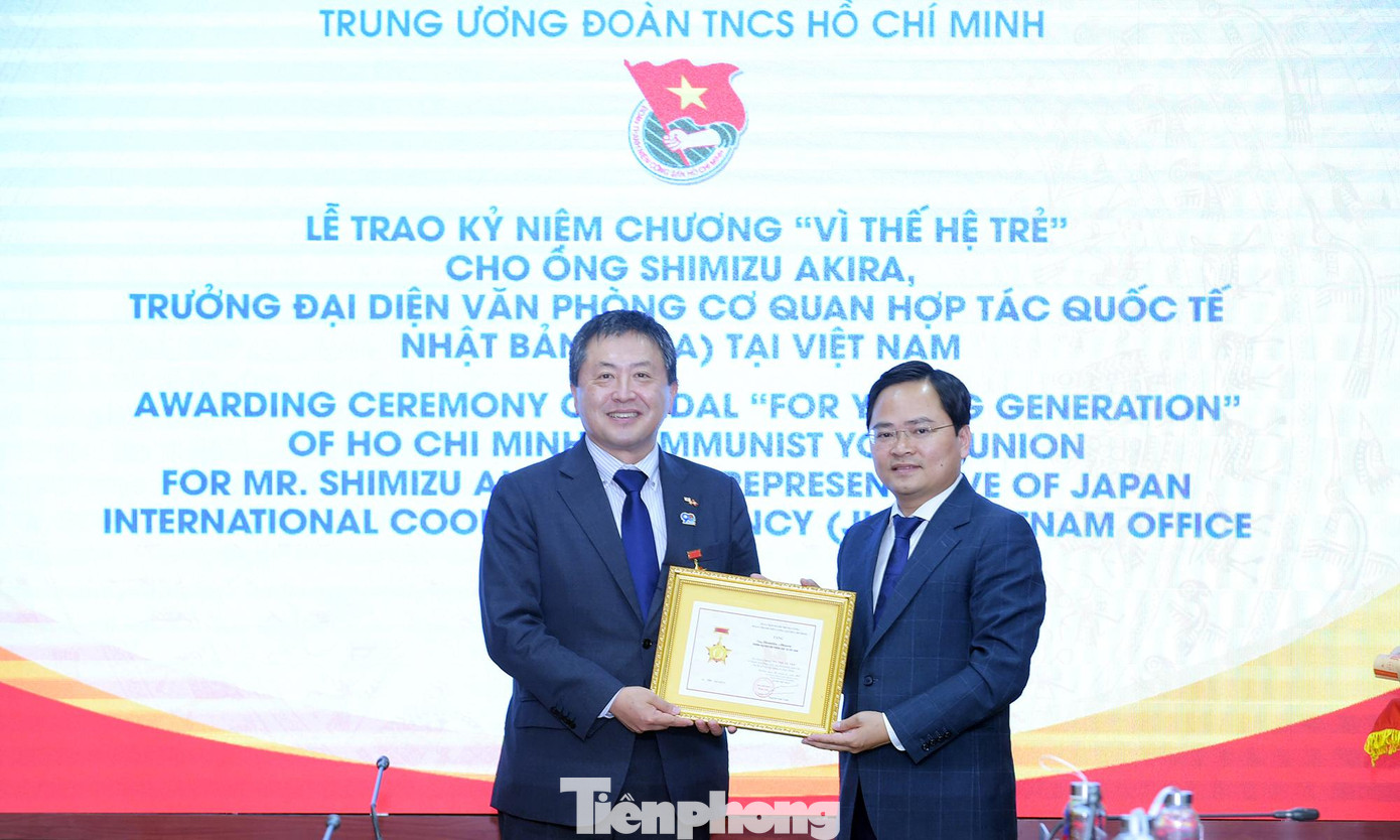 Bí thư Thứ nhất T.Ư Đoàn Nguyễn Anh Tuấn trao Kỷ niệm chương &quot;Vì thế hệ trẻ&quot; cho ông Shimizu Akira. Ảnh: Xuân Tùng