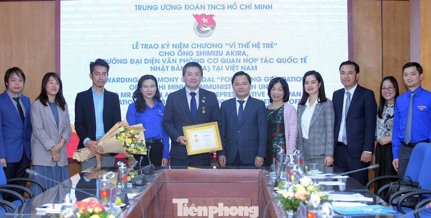 Các đại biểu tham dự buổi làm việc chụp ảnh lưu niệm. Ảnh: Xuân Tùng