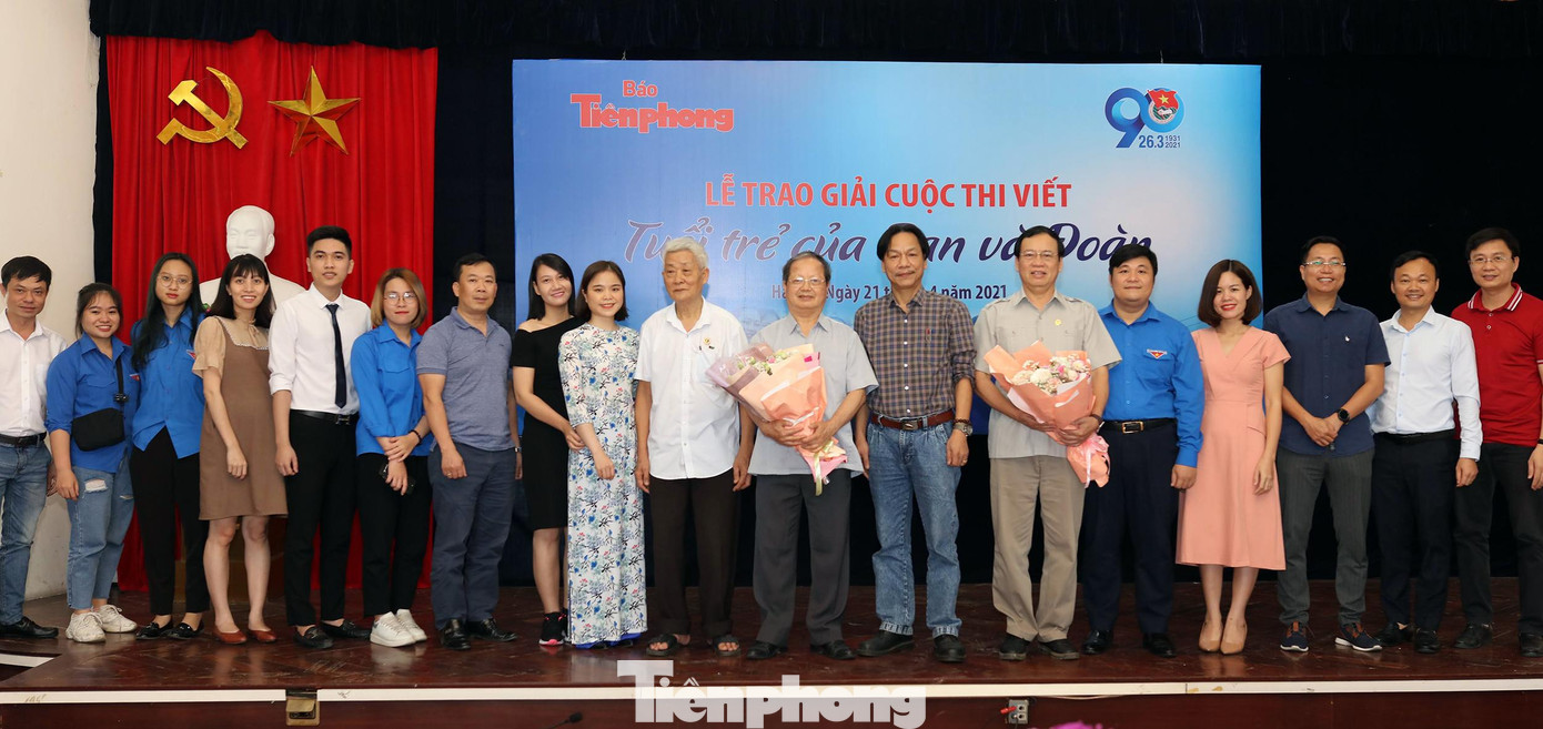 Các đại biểu, khách mời và các tác giả đoạt giải thưởng, đoàn viên thanh niên chụp ảnh lưu niệm tại chương trình.