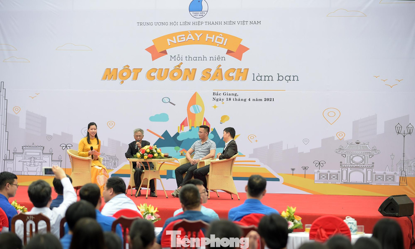 Các diễn giả chia sẻ tại chương trình. Ảnh: Xuân Tùng