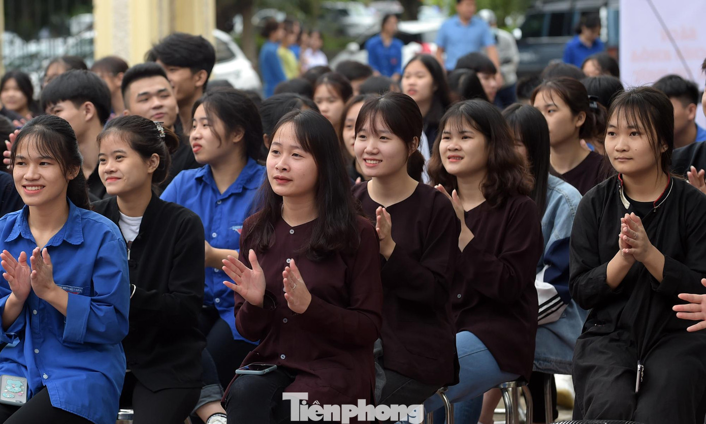 Đông đảo học sinh, thanh niên tham gia chương trình