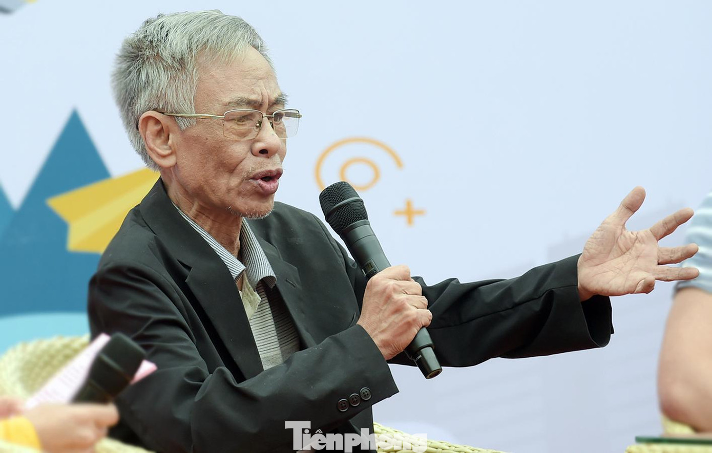 Nhà thơ Hoàng Nhuận Cầm chia sẻ tại chương trình. Ảnh: Xuân Tùng