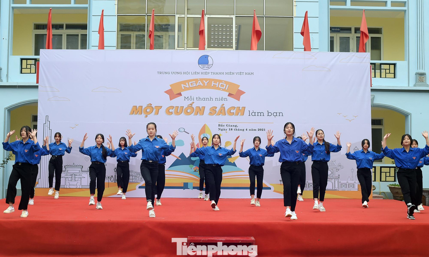 Chương trình văn nghệ khai mạc ngày hội. Ảnh: Xuân Tùng