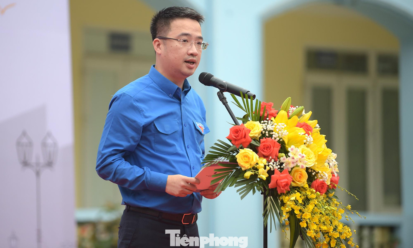 Anh Nguyễn Tường Lâm cho biết đã chia sẻ những danh ngôn nói về vai trò của sách và giá trị của đọc sách. Trong đó, có "cuộc đời ta thay đổi theo hai cách, qua những người ta gặp và qua những cuốn sách ta đọc" (Harvey MacKay). Ảnh: Xuân Tùng