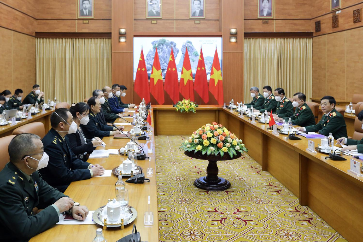 Đoàn đại biểu quân sự cấp cao hai nước hội đàm, dưới sự chủ trì của Bộ trưởng Quốc phòng hai nước