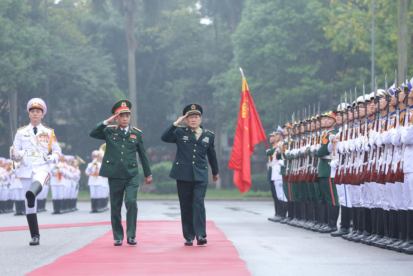 Bộ trưởng Bộ Quốc phòng hai nước duyệt đội danh dự Quân đội nhân dân Việt Nam