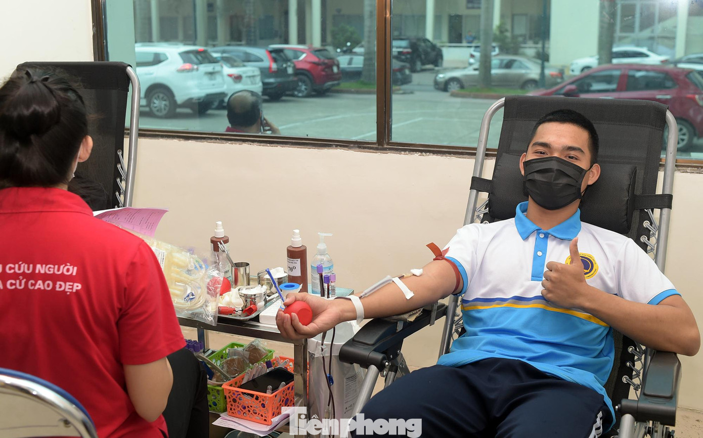 Vũ Đức Anh (SN 2002) sinh viên khoa Cơ khí, ĐH Giao thông Vận tải đến chương trình hiến máu sớm để kịp giờ lên lớp học. &quot;Tôi rất vui khi đã có lần đầu tiên hiến máu. Đây là hành động ý nghĩa không chỉ giúp đỡ người bệnh có máu điều trị mà còn giúp tôi có điều kiện cải thiện sức khỏe&quot;, Đức Anh nói.