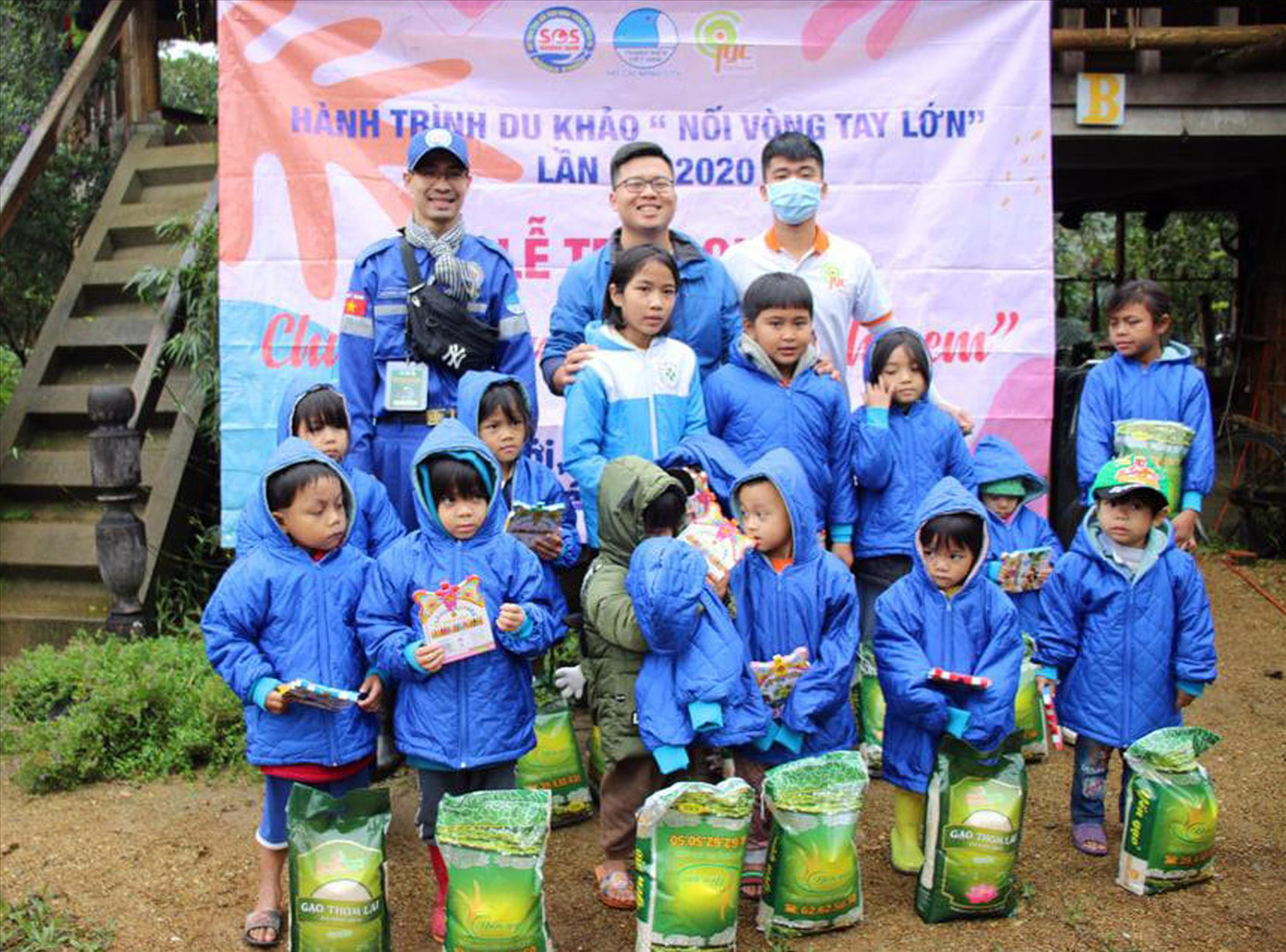 Hành trình du khảo tặng áo ấm cho trẻ em vùng cao Thừa Thiên - Huế năm 2020. Ảnh: NVCC