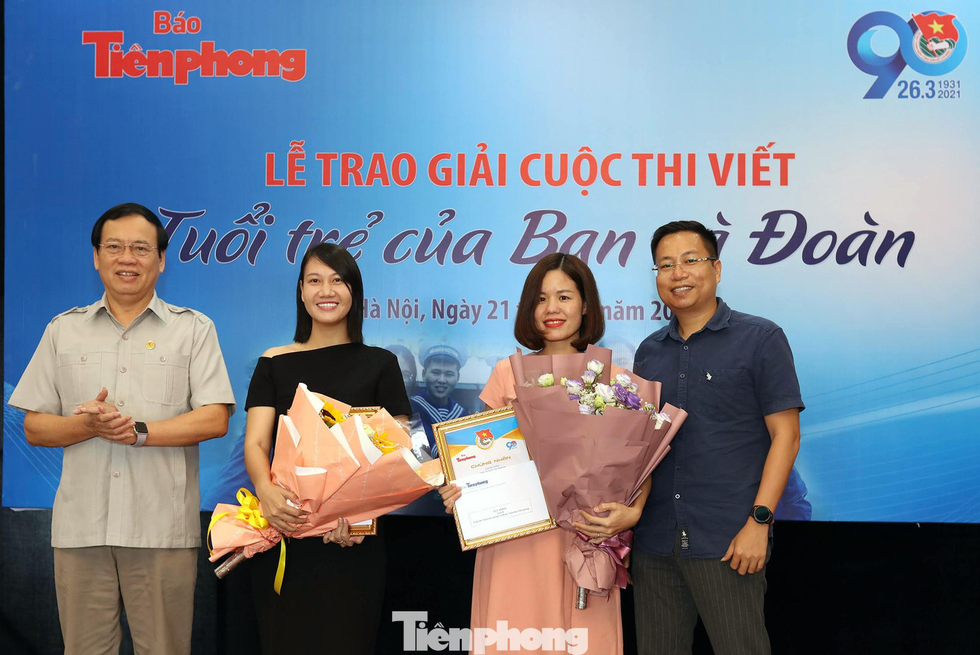 Ông Vũ Trọng Kim - nguyên Bí thư Thứ nhất T.Ư Đoàn, Chủ tịch Hội Cựu Thanh niên Xung phong Việt Nam và nhà báo Phạm Đình Thắng - Thư ký chi Hội Nhà báo Báo Tiền Phong, Trưởng Ban Kinh tế kiêm phụ trách Ban đại diện Tây Nguyên trao giải B cho tác giả Phạm Gia Khánh (báo An Giang) và tác giả Lưu Trinh (báo Tiền Phong).