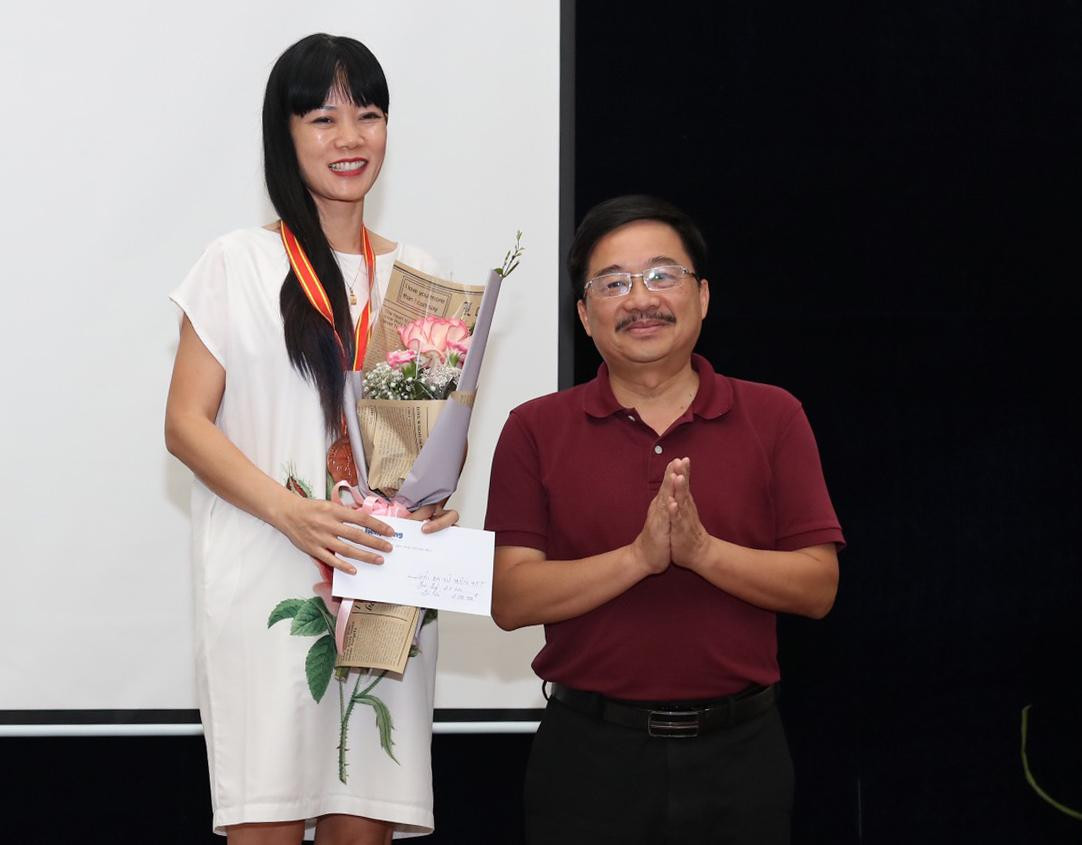 Nhà báo Vũ Tiến trao giải Ba cho vận động viên Đào Thu Hiền. Ảnh: Như Ý Nhà báo Vũ Tiến trao giải Ba cho vận động viên Đào Thu Hiền. Ảnh: Như Ý