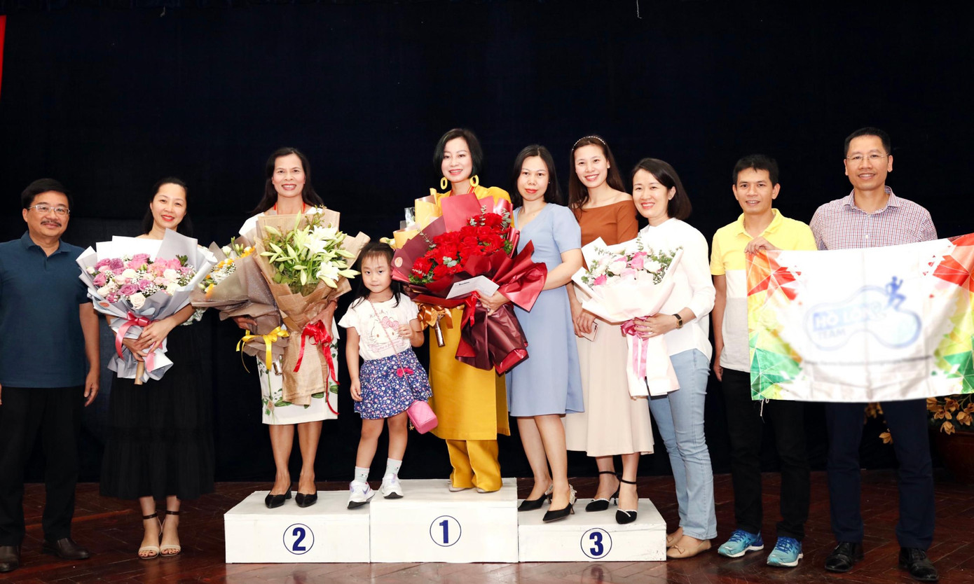 Đại diện Ban Tổ chức và vận động viên đoạt giải cùng người thân chụp ảnh kỷ niệm tại chương trình. Ảnh: Như Ý Đại diện Ban Tổ chức và vận động viên đoạt giải cùng người thân chụp ảnh kỷ niệm tại chương trình. Ảnh: Như Ý