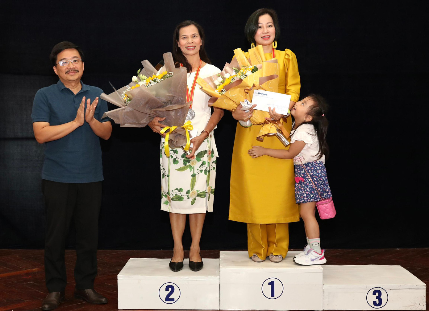 Nhà báo Vũ Tiến trao giải Nhất và giải Nhì lứa tuổi 45 tuổi trở lên cự ly 21km cho hai vận động viên Cao Nguyệt Hằng và Lê Ánh Nguyệt. Ảnh: Như Ý Nhà báo Vũ Tiến trao giải Nhất và giải Nhì lứa tuổi 45 tuổi trở lên cự ly 21km cho hai vận động viên Cao Nguyệt Hằng và Lê Ánh Nguyệt. Ảnh: Như Ý