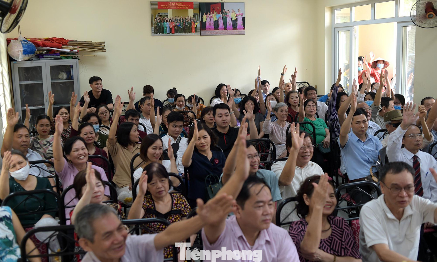 Các cử tri có mặt tại Hội nghị đều thống nhất cao việc giới thiệu anh Nguyễn Anh Tuấn ứng cử đại biểu Quốc hội khóa XV. Ảnh: Xuân Tùng Các cử tri có mặt tại Hội nghị đều thống nhất cao việc giới thiệu anh Nguyễn Anh Tuấn ứng cử đại biểu Quốc hội khóa XV. Ảnh: Xuân Tùng